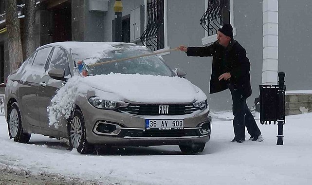 Kars'ta vatandaşların kar mesaisi başladı