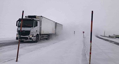 Kars'ta yüksek kesimler yeniden beyaza büründü