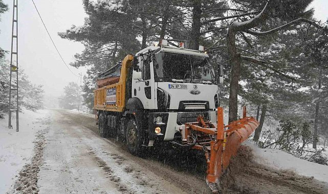 Kartal Belediyesi ekipleri karla mücadele çalışmalarını aralıksız sürdürüyor
