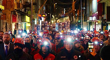 Kartal'da 6 Şubat depremlerinde hayatını kaybedenler sessiz yürüyüşle anıldı