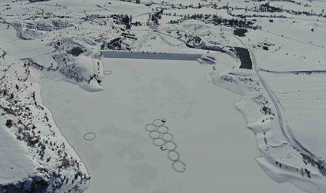 Kastamonu buz kesti: Balık havuzlarının bulunduğu baraj buzla kaplandı