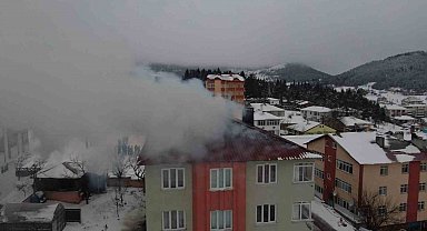 Kastamonu'da 4 katlı apartmanın çatısı yandı