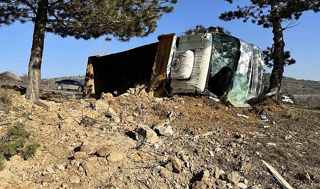 Kastamonu'da buzlu yolda devrilen hafriyat kamyonunun sürücüsü yaralandı