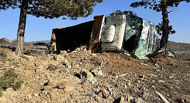 Kastamonu'da buzlu yolda devrilen hafriyat kamyonunun sürücüsü yaralandı