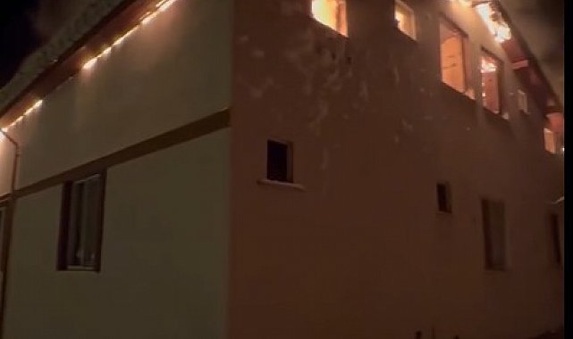 Kastamonu'da çatı katında çıkan yangında iki katlı ev kullanılamaz hale geldi