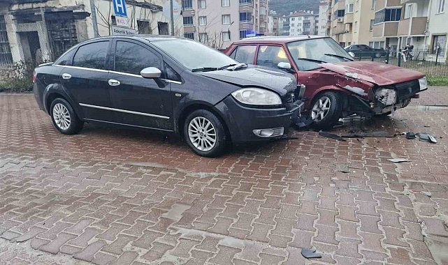 Kastamonu'da iki otomobil çarpıştı, sürücüler burnu bile kanamadan kurtuldu