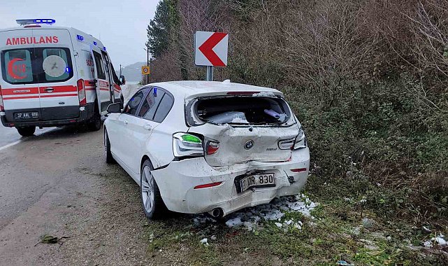 Kastamonu'da kamyonet otomobile çarptı: 3 yaralı