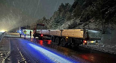 Kastamonu'da yoğun kar yağışı: Araçlar yolda mahsur kaldı