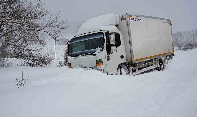 Kastamonu'da yoğun kar yağışı nedeniyle araçlar yolda mahsur kaldı