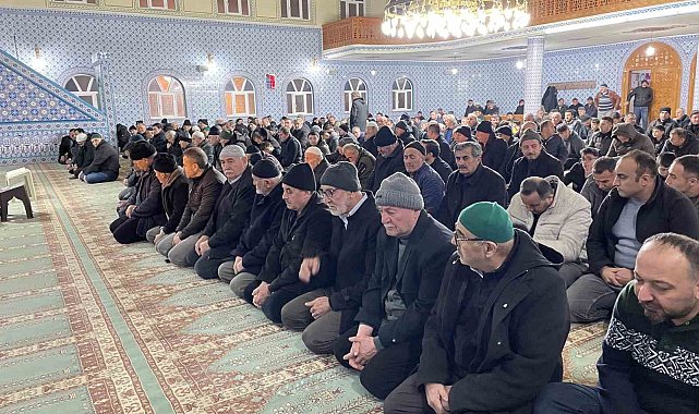 Kavak'ta Berat Kandili huşu içinde idrak edildi