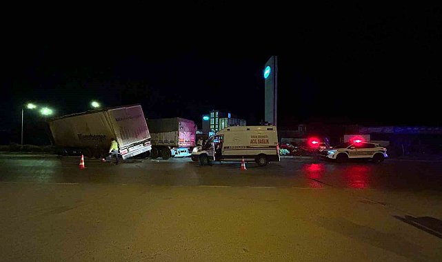 Kavşakta çarpışan tırların sürücüleri yaralandı