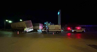 Kavşakta çarpışan tırların sürücüleri yaralandı
