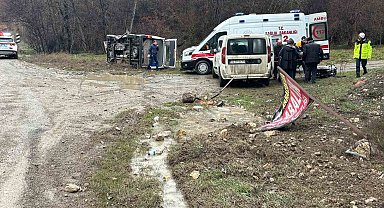 Kaygan yolda kontrolden çıkan minibüs devrildi: 2 yaralı