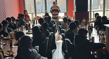 Kaymakam'dan öğrencilere sürpriz pizza ve maç etkinliği