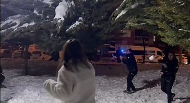 Kayseri polisi, gençlerle kartopu oynadı