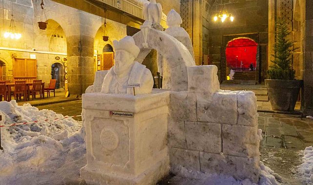Kayseri'de kar, I. Alaaddin Keykubat'ın heykelinde sanata dönüştü