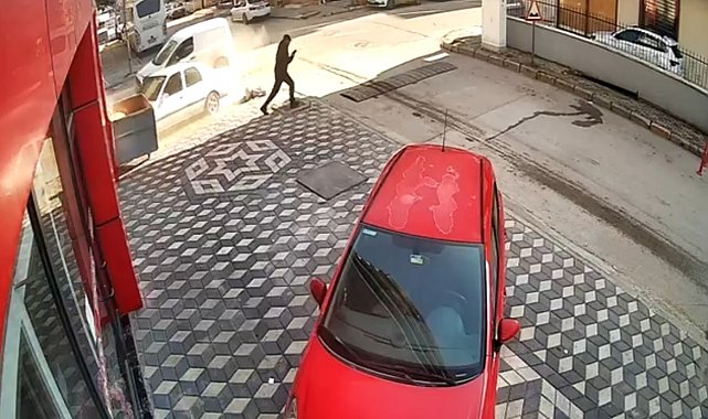 Kaza sonrası kontrolden çıkan araçların altında kalmaktan son anda kurtuldu