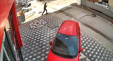 Kaza sonrası kontrolden çıkan araçların altında kalmaktan son anda kurtuldu