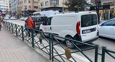 Kaza sonrası trafiğin tıkanmaması için gayret eden sürücüler takdir topladı