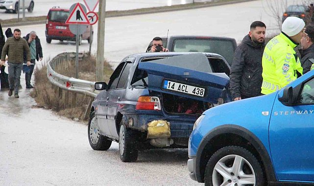 Kazazedeye yardım etmek istedi, kendisi de kazaya karıştı