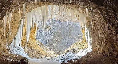 Kemaliye'de 'dünyanın en zorlu yolları' arasında gösterilen "Taş Yolu" buz tuttu