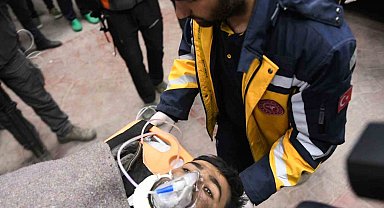 Kendi idrarını içerek 260 saat enkaz altında hayata tutunan depremzede yaşadıklarını anlattı