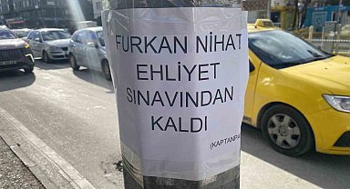 Kent merkezinde direğin üzerine yapıştırılan ilginç yazı dikkat çekti
