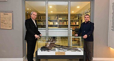 Kepez Belediye Başkanı Kocagöz'den Basın Galerisi'ne tarihi fotoğraf makinesi