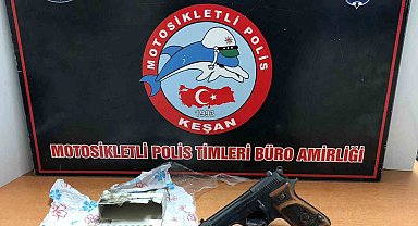 Keşan'da otomobilde yapılan kontrolde ruhsatsız tabanca ele geçirildi
