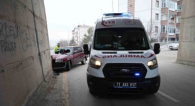 Kırıkkale'de otomobil beton duvara çarptı: 2 ağır yaralı