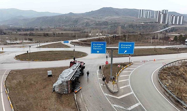Kırıkkale'de tır devrildi