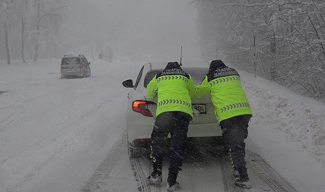Kırklarleli'nde kar yağışı nedeniyle yolda kalan sürücülere jandarma yardım etti