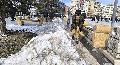 Kırşehir'de çocukların kar sevinci kısa sürdü