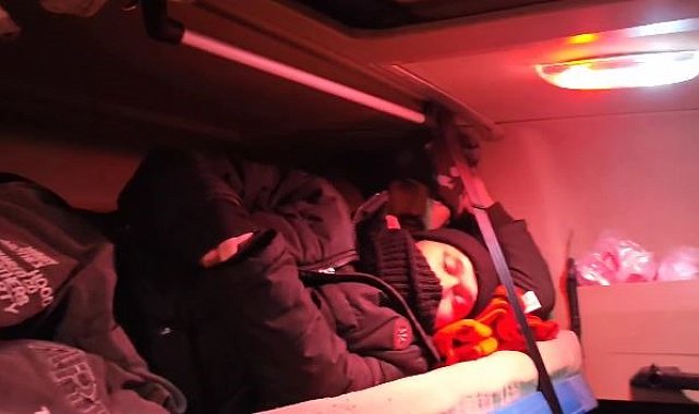 Kişi başı 2 bin 500 dolar ödeyen göçmenler tırın kupasında yakalandı