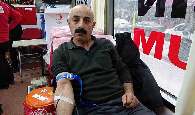 Kızılay'a kan bağışlayanlara oyuncak hediye