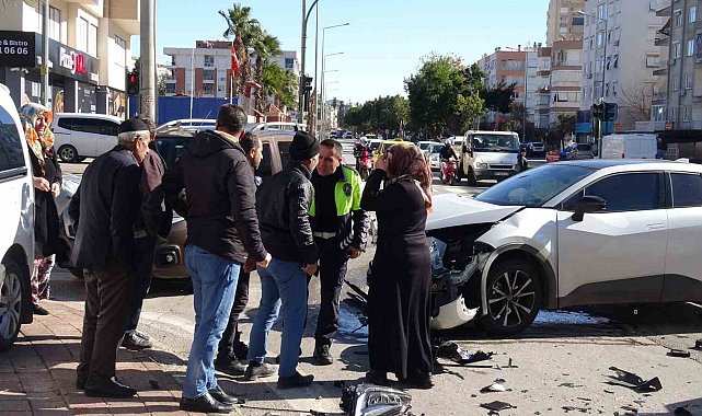 Kızlarının kaza yaptığını duyan anne-babayı polis sakinleştirdi