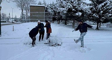Kocaeli kar ile şenlendi: Kar altında halay çektiler