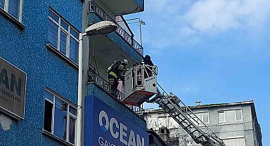 Kocaeli'de apartman deposunda çıkan yangında mahsur kalan 2 kadını itfaiye kurtardı