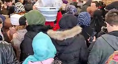 Kocaeli'de indirim izdihamı: Soğuğa ve kara aldırış etmediler