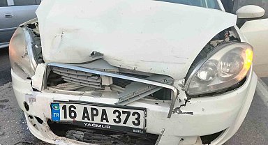 Kocaeli'nde otomobil önündeki araca çarptı: 1 çocuk yaralı