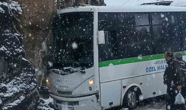 Kontrolden çıkan halk otobüsü kalenin duvarına çarptı: 4 yaralı