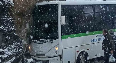 Kontrolden çıkan halk otobüsü kalenin duvarına çarptı: 4 yaralı