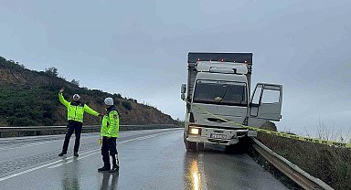 Kontrolden çıkan kamyon bariyere çarptı, uçurumdan uçtuğu zanneden sürücü araçtan atladı