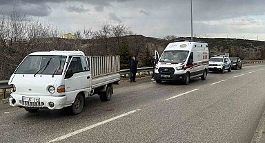 Kontrolden çıkan kamyonet bariyerlere çarptı, sürücüsü yaralandı