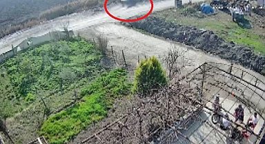 Kontrolden çıkan otomobilin dereye uçtuğu anlar kamerada