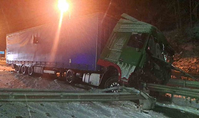 Kontrolden çıkan tır bariyerlere çarptı: Yol trafiğe kapandı