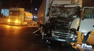 Kontrolden çıkan tır, ışık bekleyen tankere çarptı: 1 yaralı