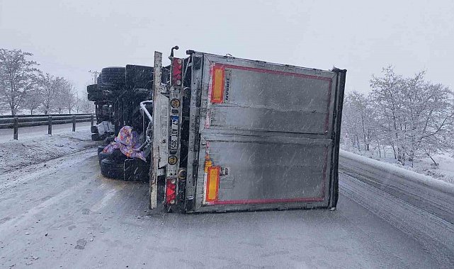 Konya'da saman balyası yüklü tır devrildi: 2 yaralı