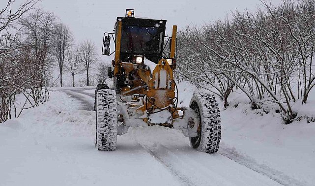 Köy yolları kardan temizleniyor
