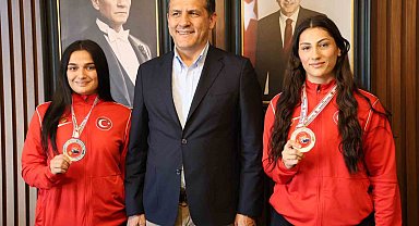 Kozan'da kadın güreşçiler ödüllendirildi